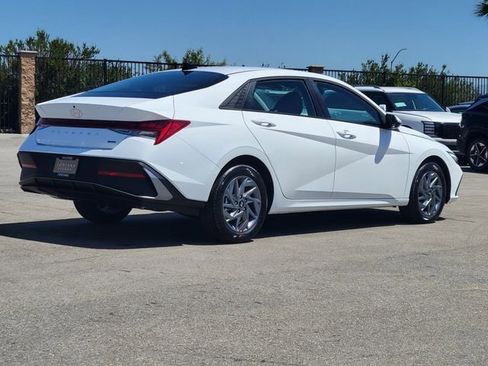 New 2026 Hyundai Elantra Hybrid FWD image 4