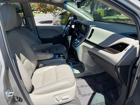 Used 2015 Toyota Sienna XLE Premium FWD image 21