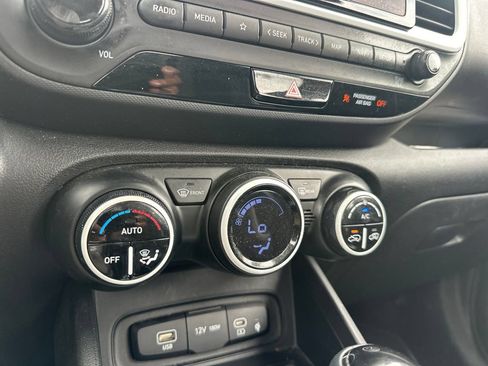 Used 2023 Hyundai Venue Limited w/ Cargo Package FWD image 17
