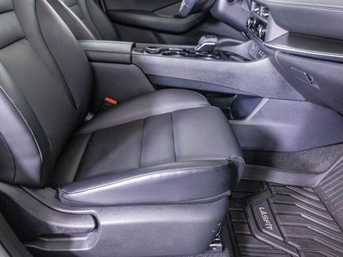 Used 2024 Nissan Rogue SV w/ SV Premium Package image 40