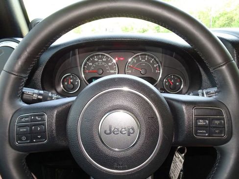 Used 2014 Jeep Wrangler Unlimited Rubicon w/ Connectivity Group AWD/4WD image 13