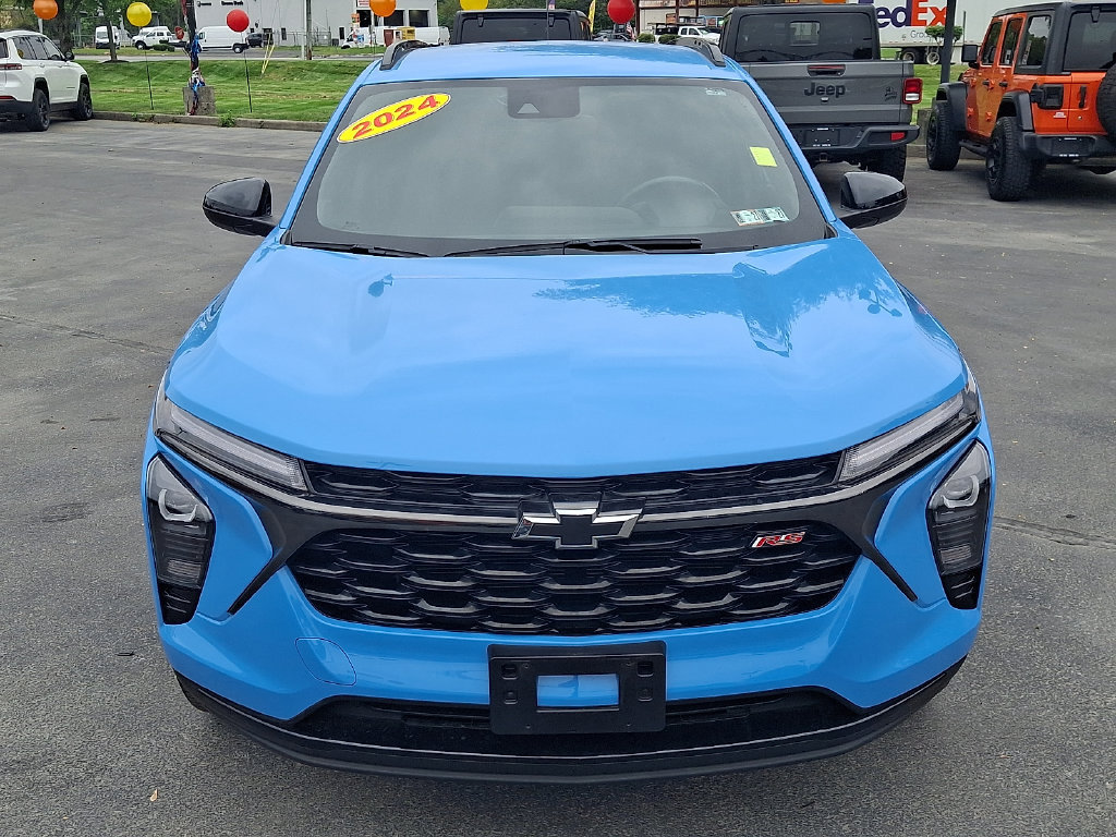 Used 2024 Chevrolet Trax RS w/ Driver Confidence Package FWD image 2