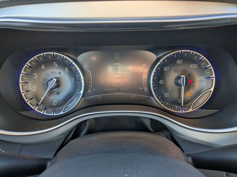 Used 2025 Chrysler Pacifica Limited image 24