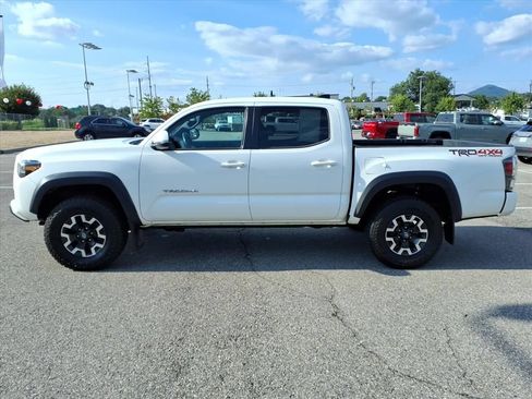 Used 2023 Toyota Tacoma TRD Off-Road w/ Technology Package AWD/4WD image 8