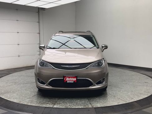 Used 2018 Chrysler Pacifica Limited w/ Tire & Wheel Group FWD image 35