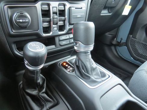 Used 2025 Jeep Wrangler Unlimited Sport AWD/4WD image 19