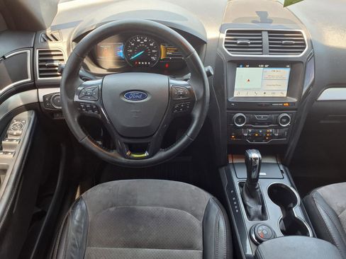Used 2017 Ford Explorer XLT w/ Equipment Group 202A AWD/4WD image 6