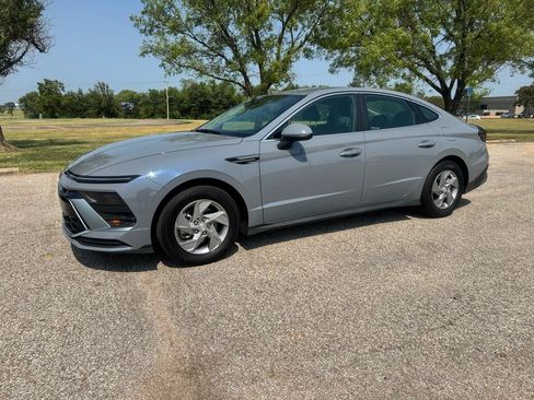 Used 2025 Hyundai Sonata SE FWD image 2