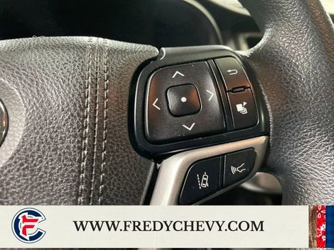 Used 2017 Toyota Highlander LE image 17