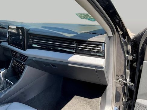 Used 2025 Volkswagen Jetta SE FWD image 27