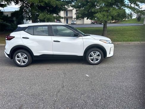 New 2025 Nissan Kicks Play S image 11
