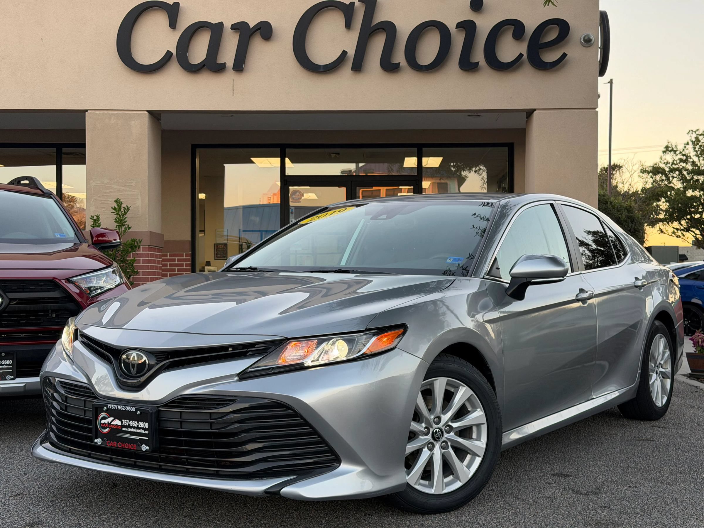 Used 2019 Toyota Camry LE FWD image 1