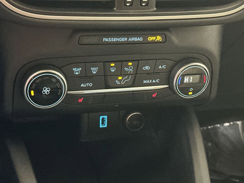 Used 2020 Ford Escape SE image 25