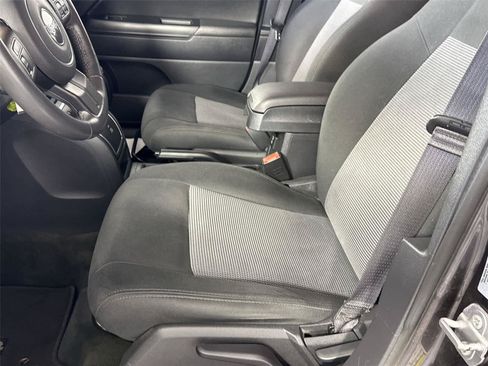 Used 2016 Jeep Patriot Latitude AWD/4WD image 12