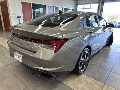 Used 2021 Hyundai Elantra Limited image 12