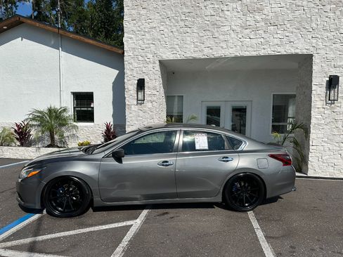 Used 2017 Nissan Altima 2.5 SV image 2