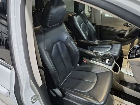 Used 2023 Chrysler Pacifica Touring-L FWD image 27