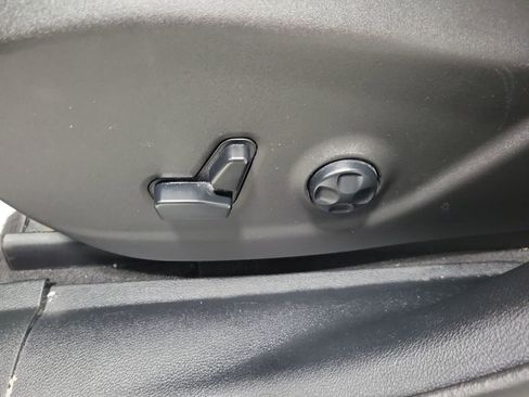 Used 2019 Jeep Cherokee Limited image 31