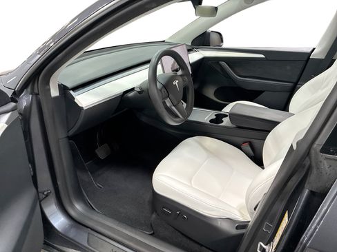 Certified 2023 Tesla Model Y Long Range AWD/4WD image 9