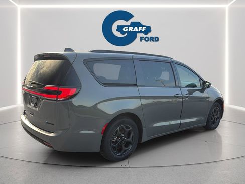 Used 2021 Chrysler Pacifica Touring w/ Uconnect Theater Family Group FWD image 8