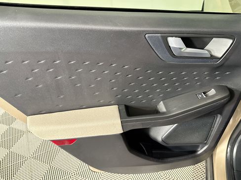 Used 2020 Ford Escape SE image 25