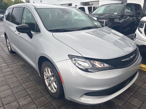 Used 2024 Chrysler Voyager LX image 3