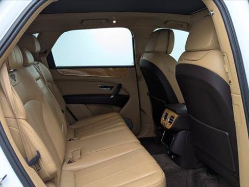 Used 2019 Bentley Bentayga AWD/4WD image 19