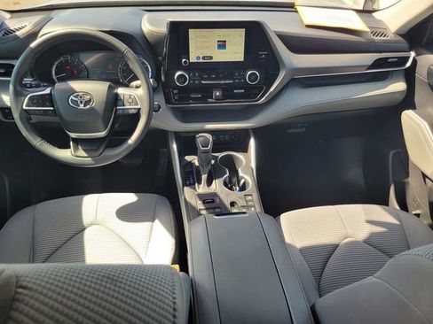 Used 2023 Toyota Highlander LE AWD/4WD image 16