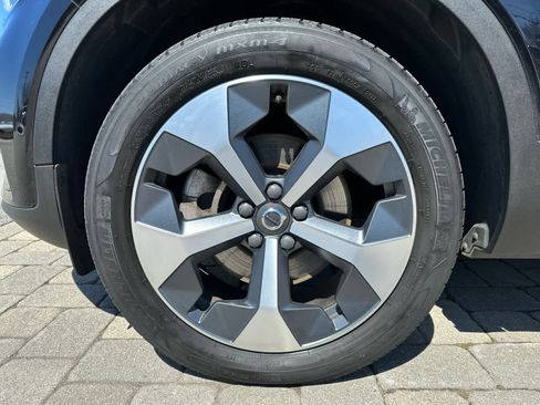 Used 2023 Volvo XC40 B5 Plus w/ Driver Assist Package image 5