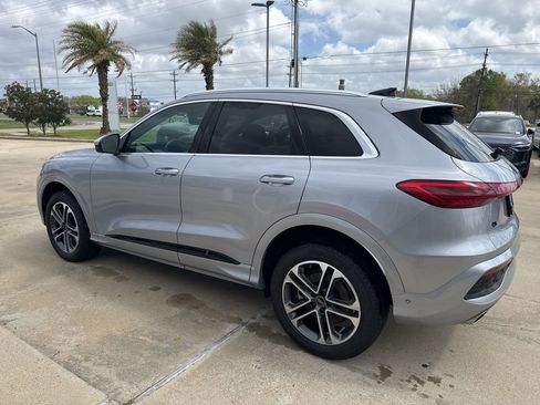 Used 2025 Audi Q5 Premium w/ Convenience Package image 4