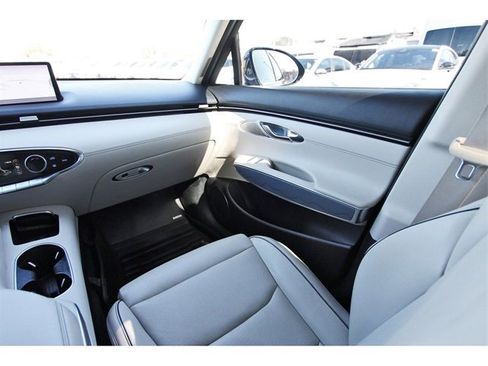 Used 2023 Genesis GV70 2.5T w/ Advanced Package image 9