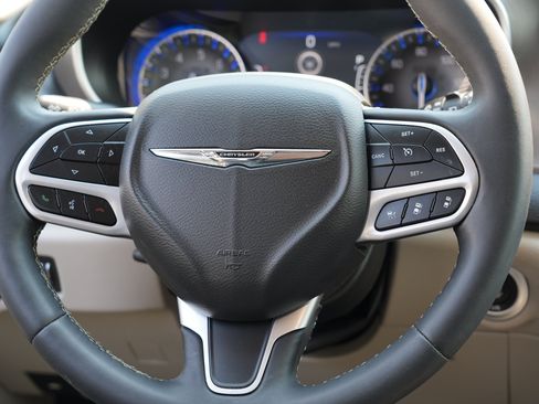 Used 2024 Chrysler Pacifica Touring-L FWD image 26