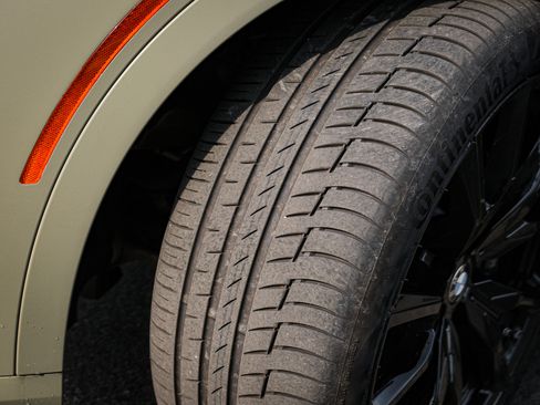 Used 2025 BMW X7 M60i w/ Climate Comfort Package image 12