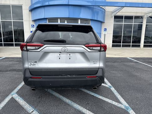Used 2019 Toyota RAV4 XLE AWD/4WD image 4