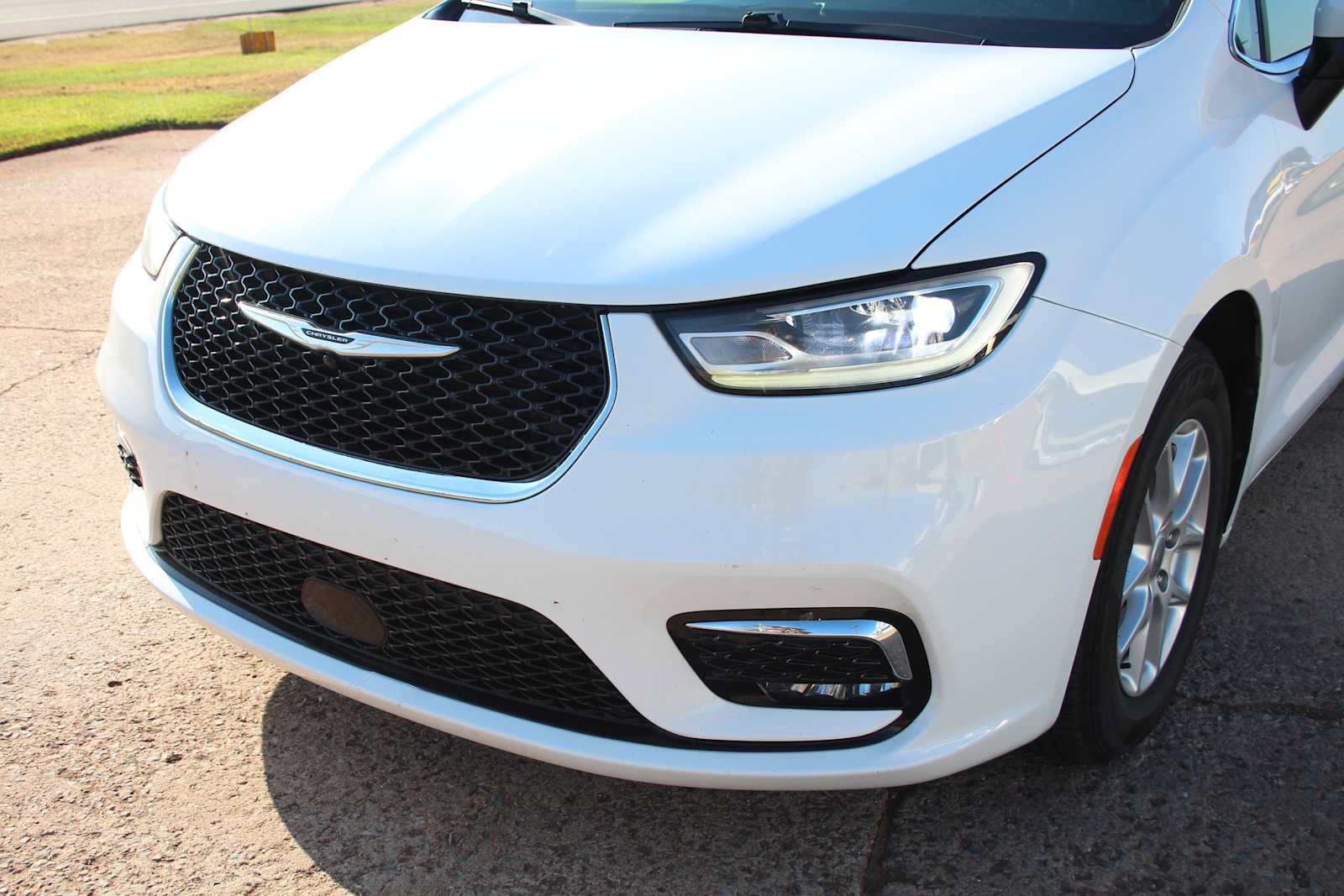 Used 2023 Chrysler Pacifica Touring FWD image 5