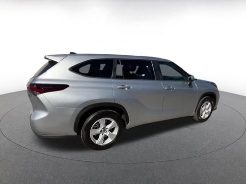 Used 2025 Toyota Highlander LE image 15