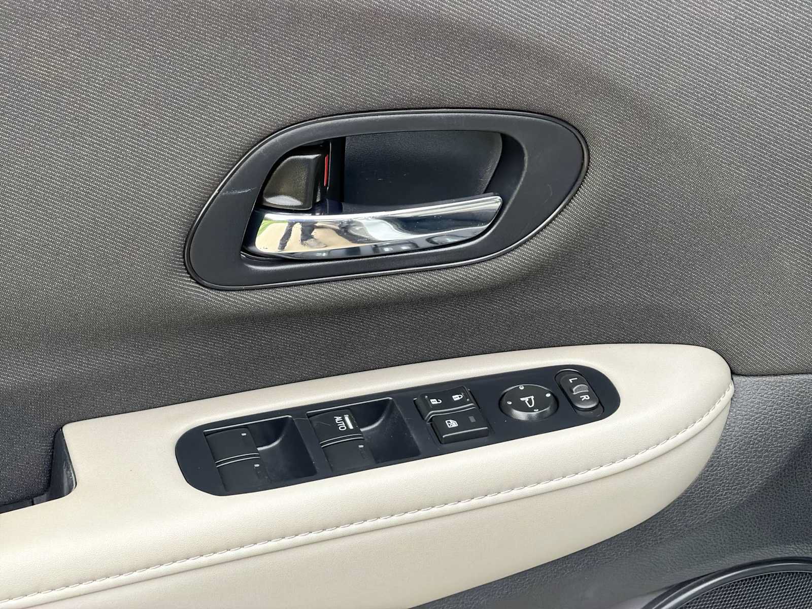 Used 2020 Honda HR-V LX image 14