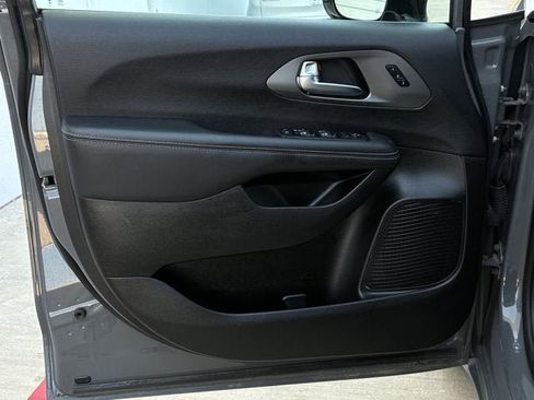 Used 2025 Chrysler Pacifica Select FWD image 9