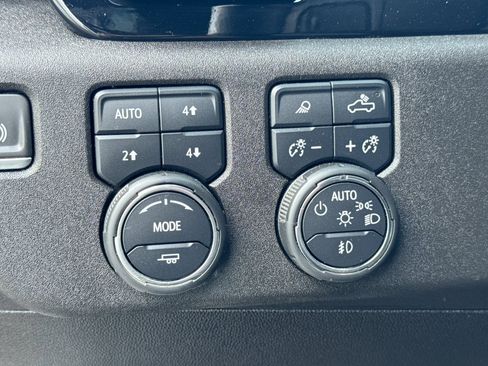 Used 2024 Chevrolet Silverado 2500 ZR2 w/ Technology Package image 30