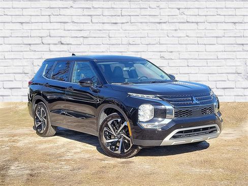 Used 2024 Mitsubishi Outlander SE image 1