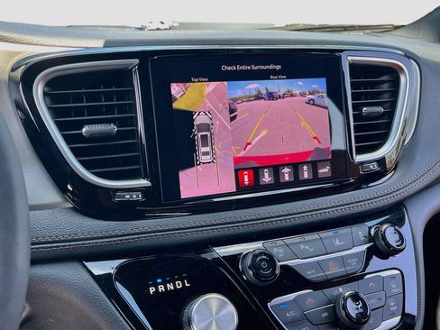 Used 2025 Chrysler Pacifica Pinnacle FWD image 14