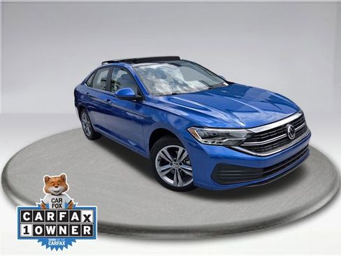 Used 2023 Volkswagen Jetta SE w/ Panoramic Sunroof Package image 2