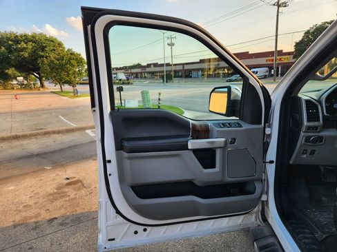Used 2018 Ford F150 Lariat w/ Equipment Group 502A Luxury AWD/4WD image 8