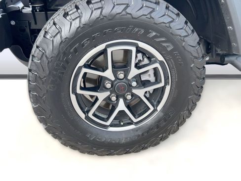 Used 2025 Jeep Wrangler Unlimited Rubicon w/ Convenience Group image 12