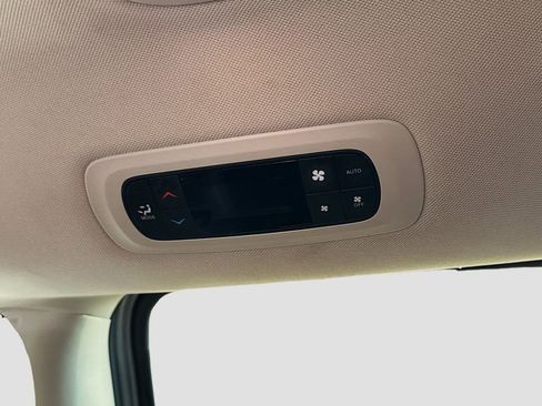 Used 2024 Chrysler Pacifica Limited FWD image 27