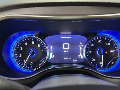 Used 2025 Chrysler Pacifica Limited FWD image 10