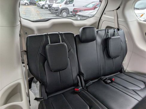 Used 2023 Chrysler Pacifica Touring-L FWD image 12