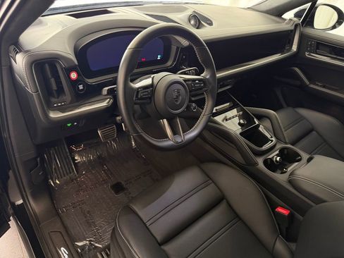 Certified 2025 Porsche Cayenne Turbo AWD/4WD image 4