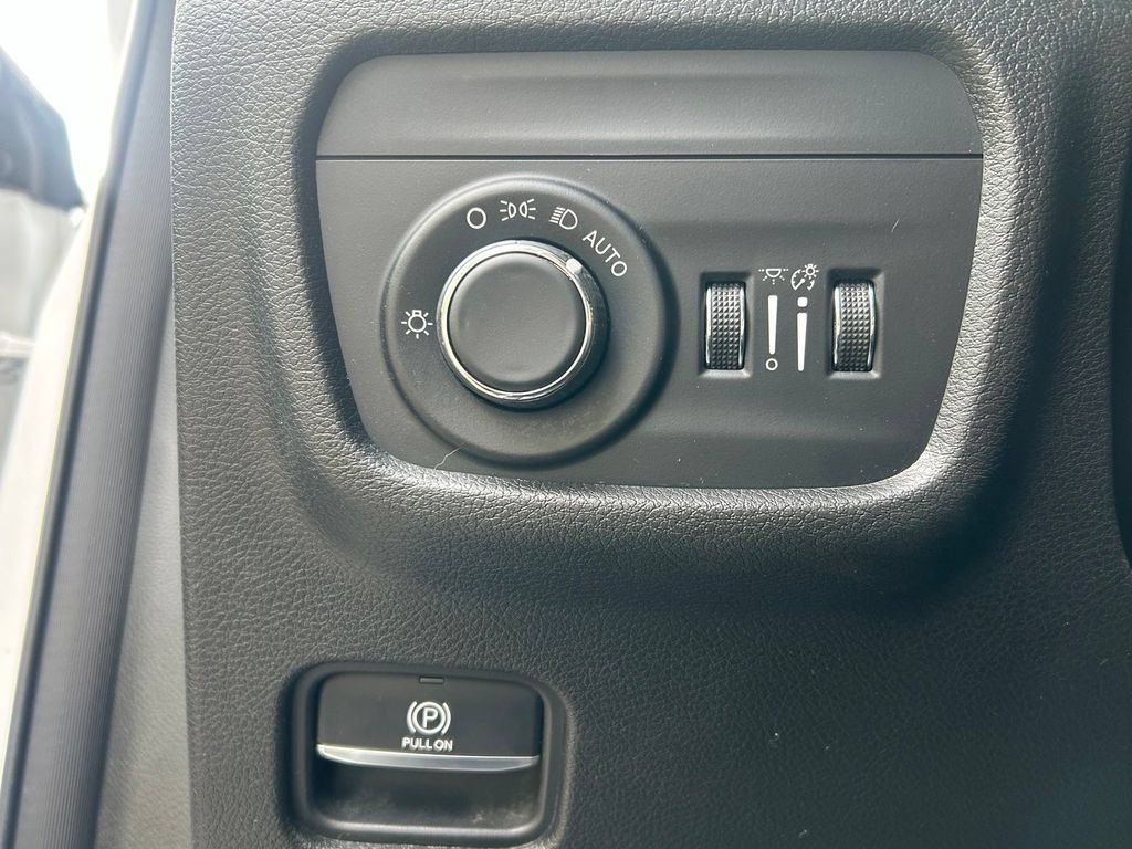 Used 2023 Jeep Grand Cherokee Laredo AWD/4WD image 16