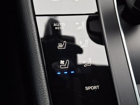 Used 2023 Porsche Macan AWD/4WD image 31